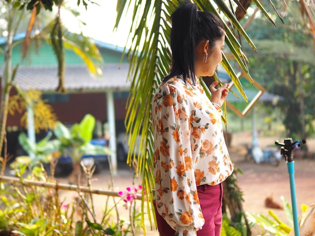 Foto mujer mirando las plantas