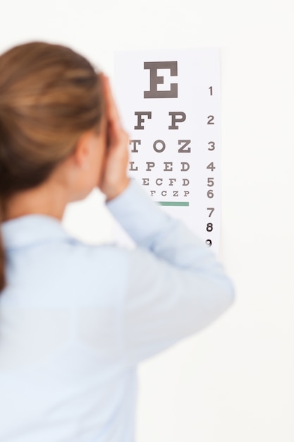 Mujer mirando una prueba de ojo