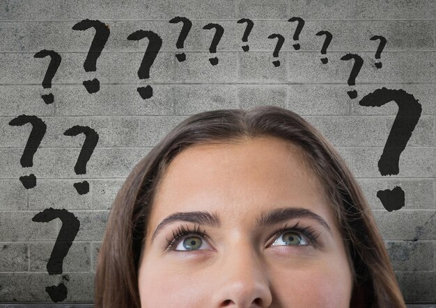mujer mirando signos de interrogación