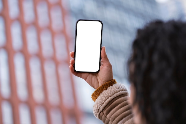 Foto mujer mirando un smartphone en blanco