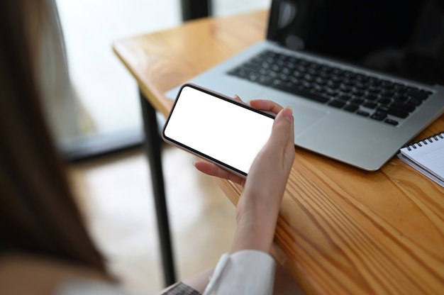 Mujer mirando con smartphone, pantalla blanca horizontal para el presente