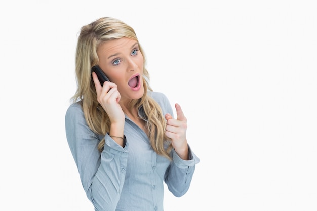 Mujer mirando sorprendido en el teléfono