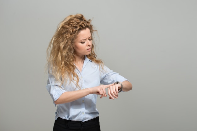 Foto mujer mirando su reloj