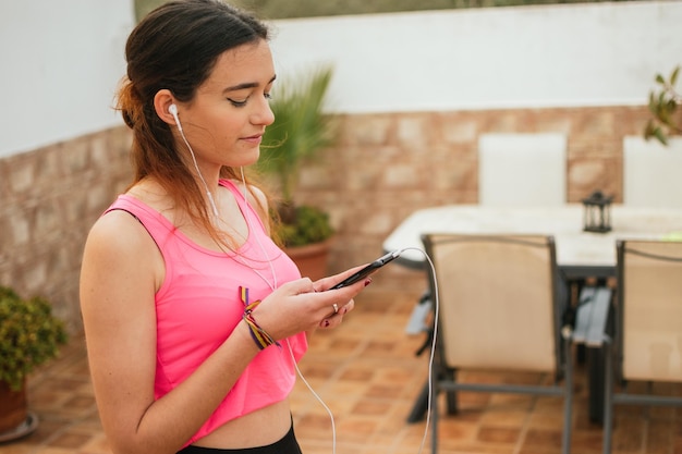 Foto mujer mirando el teléfono móvil