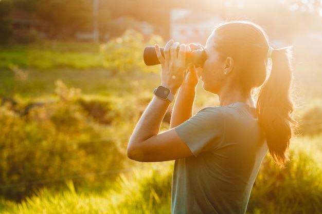 Foto mujer mirando a través de binoculares la naturaleza del pantanal en brasil