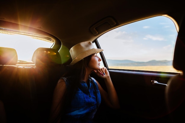 Mujer mirando por la ventana del coche
