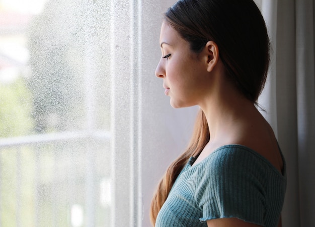 Mujer mirando por la ventana