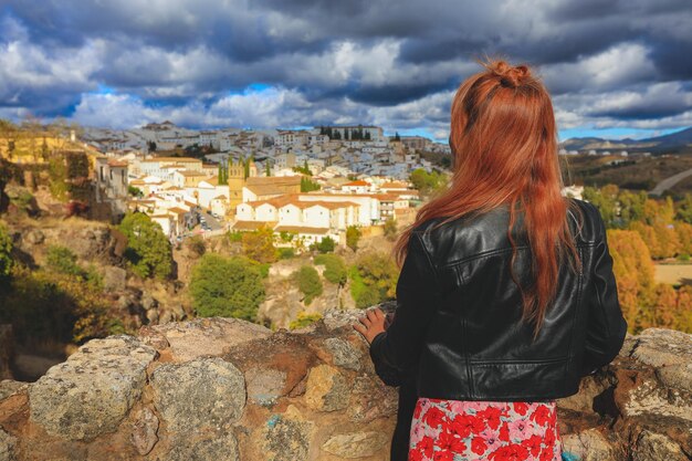 Mujer mirando la vista de la vieja ciudad en Ronda España