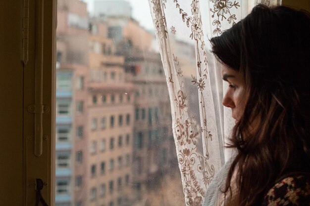 Foto mujer mirando la vista