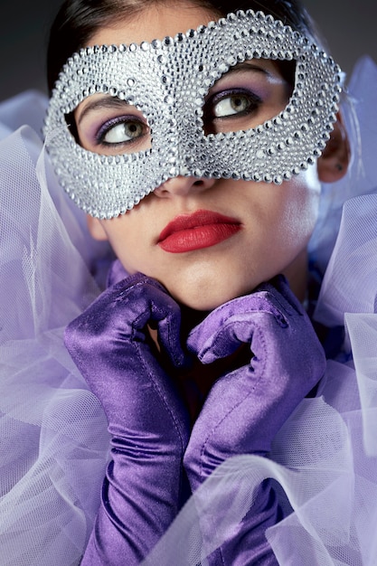 Foto mujer misteriosa con máscara de carnaval