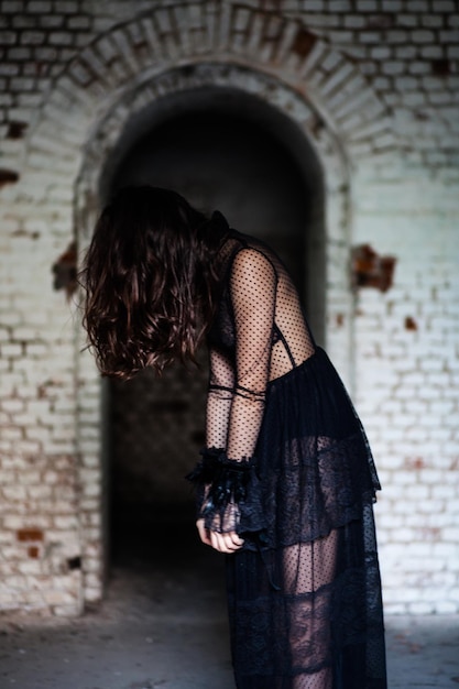 Una mujer misteriosa con un vestido negro.