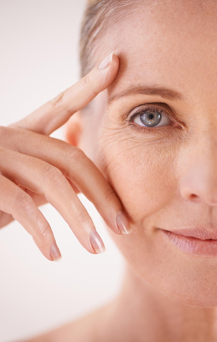 Foto mujer mitad y estudio con retrato de cuidado de la piel y cosméticos para tratamiento facial confianza o bienestar mujer modelo y persona madura con brillo de belleza para antienvejecimiento sobre fondo blanco