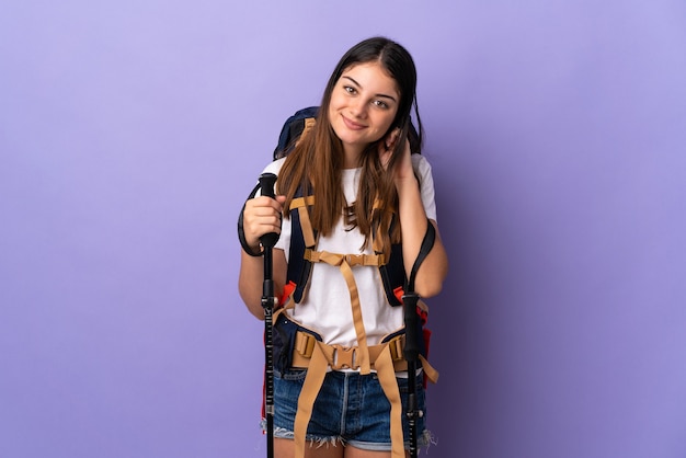 Mujer con mochila en estudio