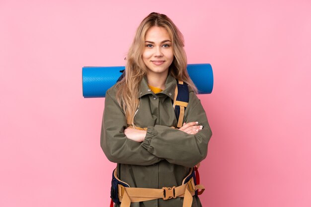 Mujer con una mochila grande en estudio