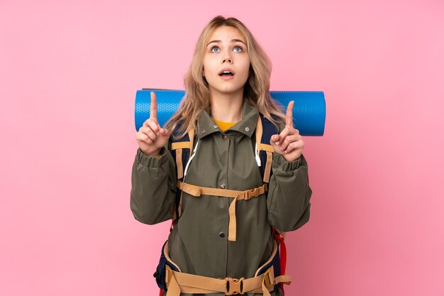 Mujer con una mochila grande en estudio