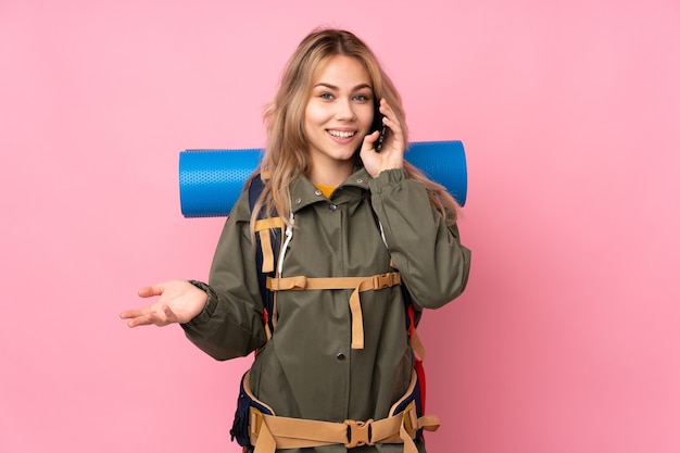 Mujer con una mochila grande en estudio