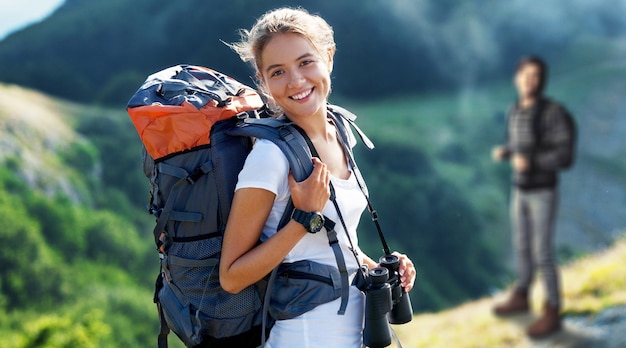 Mujer con mochila de trekking por el desierto