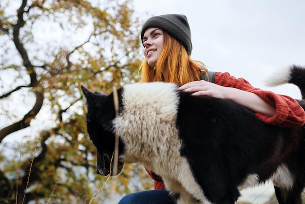 Mujer mochila turística jugando con perro viaje amistad Foto de alta calidad