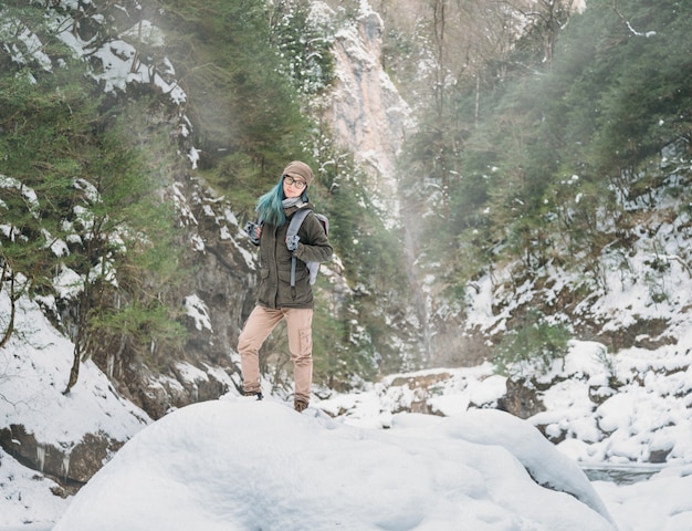 Foto mujer para mochileros en garganta del invierno