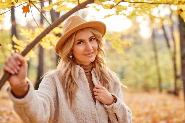 Mujer de moda al aire libre en el parque otoño