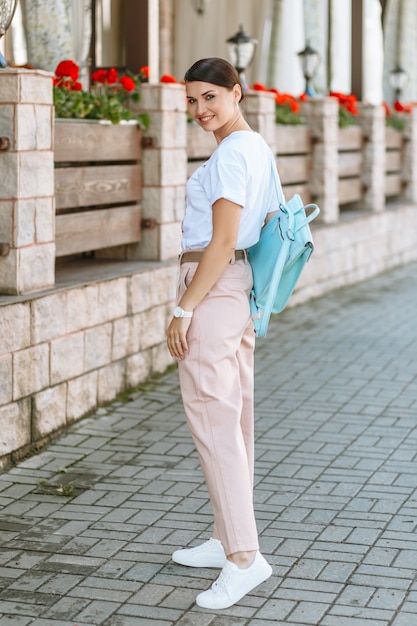 Mujer de moda en un atuendo casual