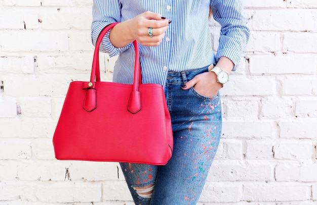 Foto mujer de moda con bolso rojo grande y reloj accesorio de cerca. concepto de moda