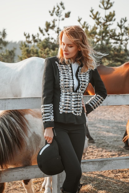 Foto mujer de moda con caballo