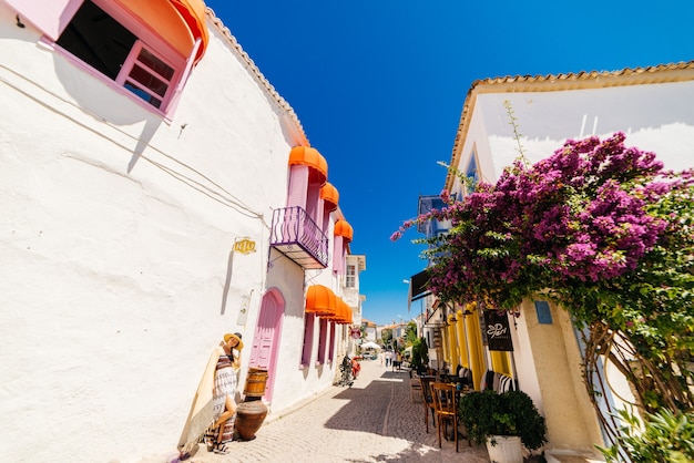 Mujer de moda en las calles de la ciudad vieja en Alacati, Cesme