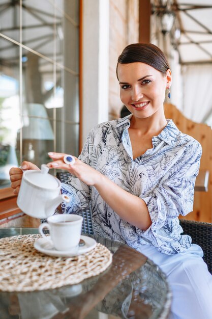 Mujer de moda en una camisa en un restaurante