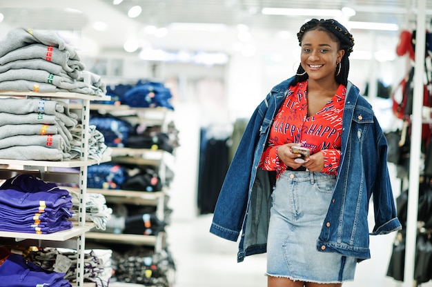 Mujer de moda en camisa roja y falda de jeans con chaqueta