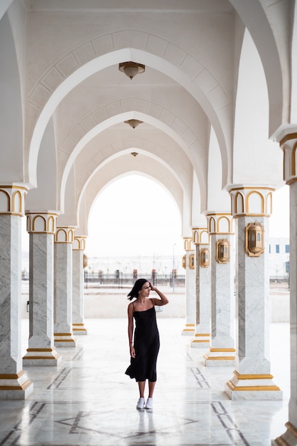 Mujer de moda cerca de arco