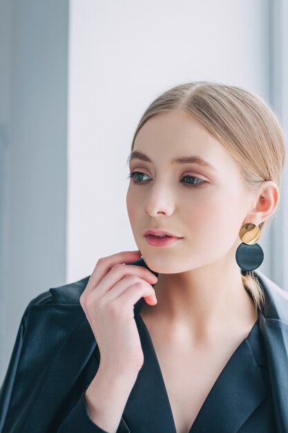 Foto mujer de moda en una chaqueta de cuero