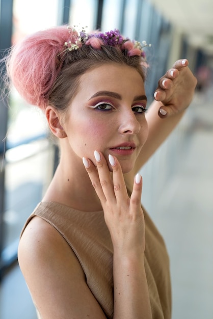 Mujer de moda demostrando maquillaje y uñas bastante agradables