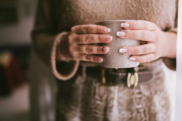 Mujer de moda disfrutando de café o té momento.