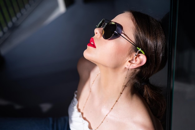 Mujer de moda con estilo en gafas de sol, accesorios de moda.