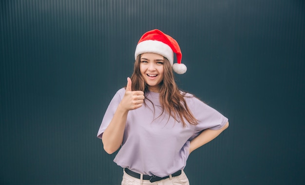 Mujer de moda con estilo joven aislada