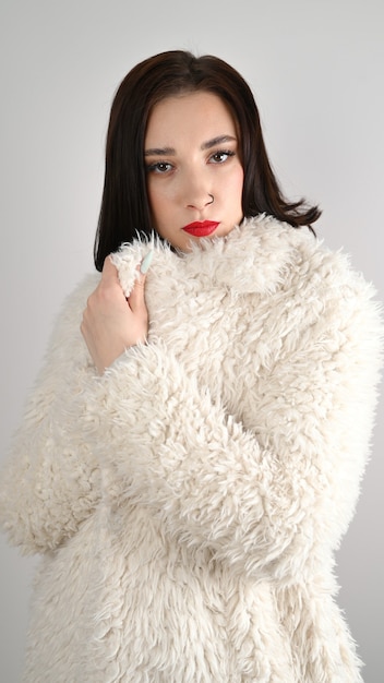 Mujer de moda de invierno en abrigo de piel de lujo. Belleza, moda, modelo, niña