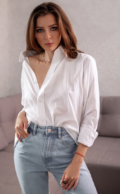 Mujer de moda en jeans y camisa blanca