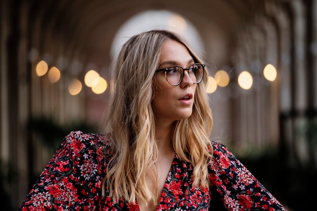 Foto mujer de moda joven mirando mientras posa para la cámara en un salón de barcelona