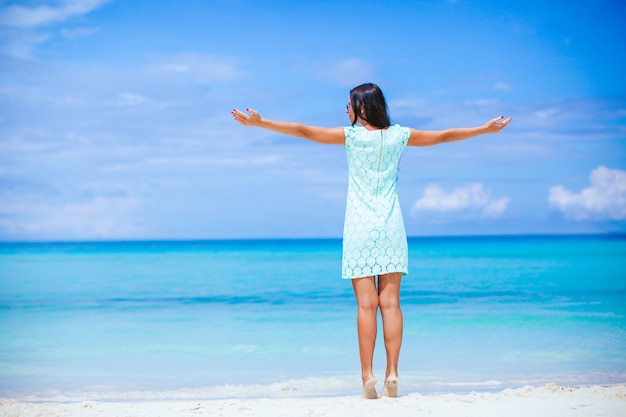 Mujer de moda joven en vestido en la playa