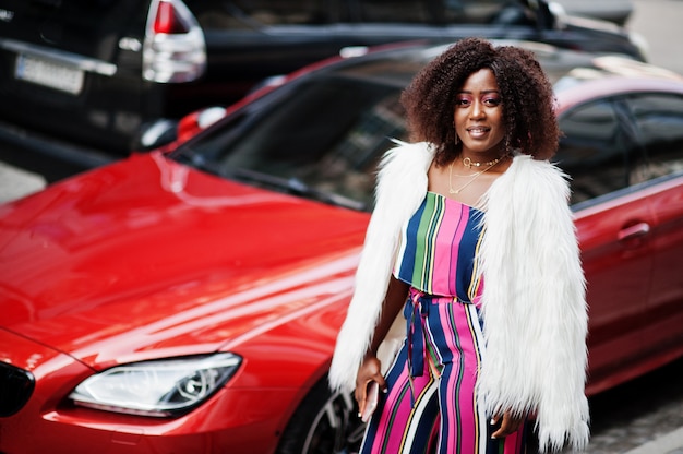 Mujer de moda en mono rosa a rayas