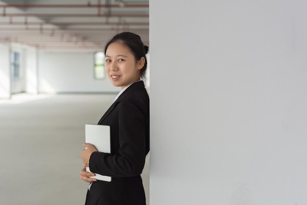 Mujer de moda oriental usando tableta