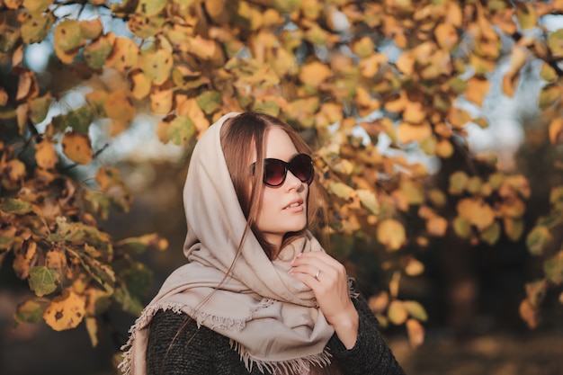 Mujer de moda con pañuelo en la cabeza