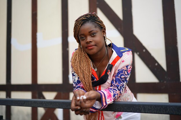 Mujer de moda con peinado afro rizado en la calle