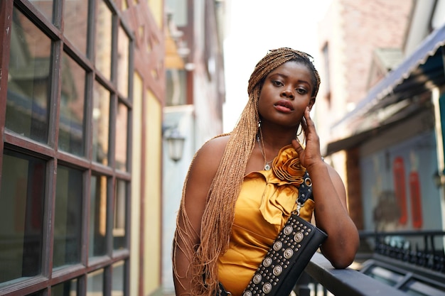 Mujer de moda con peinado afro rizado en la calle