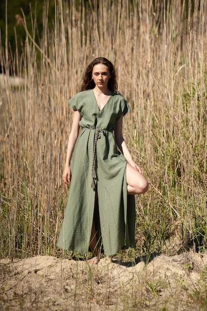 Mujer de moda en la playa soleada