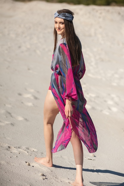 Mujer de moda en la playa