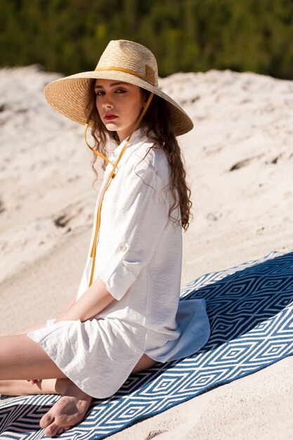 Mujer de moda en la playa