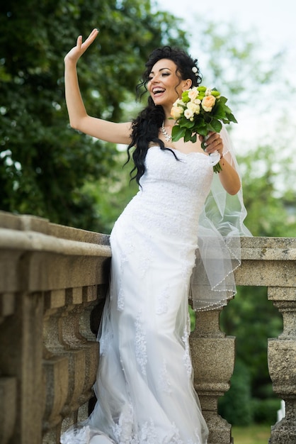 Mujer de moda con ramo de novia chica de moda con maquillaje y peinado de novia