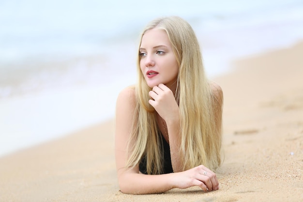 Mujer de moda relajarse en la playa